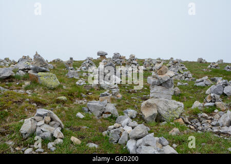 Viele Pyramiden aus Steinen auf Czerwone Wierchy im Tatra-Gebirge in der Nähe von Zakopane in Polen gemacht Stockfoto