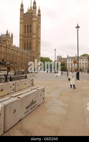 Vor den Houses of Parliament, London, werden Betonblöcke zurückgelassen, um sich vor einem möglichen Angriff von terroristischen Fahrzeugen zu schützen, inmitten einer höheren Sicherheit in der gesamten Hauptstadt. Die Betonblöcke wurden über Nacht für die neuntägige Pfingstpause eingesetzt, die beginnt, sagten Parlamentsbeamte. Stockfoto