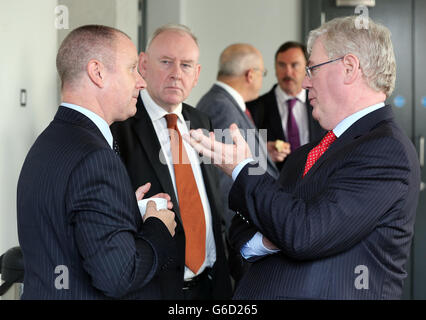 Die Tanaiste und der Minister für auswärtige Angelegenheiten und Handel Eamon Gilmore, T.D. (Rechts) chattet mit Rev. Dr. Gary Mason (links) und Gemeindeführern im Skainos Center, Newtownards Road, Belfast, über die Bemühungen, eine Einigung über die sensiblen Fragen von Paraden, Protesten und Flaggen zu erzielen, die die Ursache der jüngsten Unruhen waren. Stockfoto