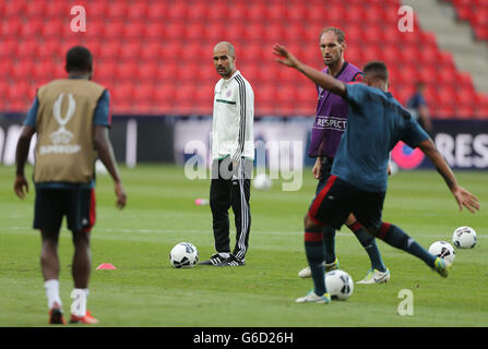 Bayern-München-Trainer Pepe Guardiola beobachtet seine Spieler während des Trainings im Stadion Eden, Prag, Tschechien. Stockfoto
