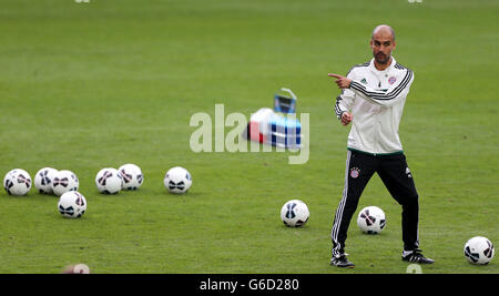 Bayern-München-Trainer Pepe Guardiola ruft während des Trainings im Stadion Eden, Prag, Tschechien, seine Anweisungen aus. Stockfoto