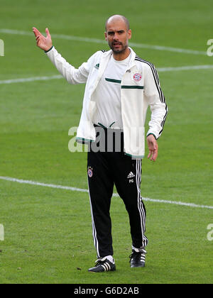 Bayern-München-Trainer Pepe Guardiola ruft während des Trainings im Stadion Eden, Prag, Tschechien, seine Anweisungen aus. DRÜCKEN SIE VERBANDSFOTO. Bilddatum: Donnerstag, 29. August 2013. Siehe PA Story FUSSBALL Bayern München. Das Foto sollte lauten: Nick Potts/PA Wire Stockfoto