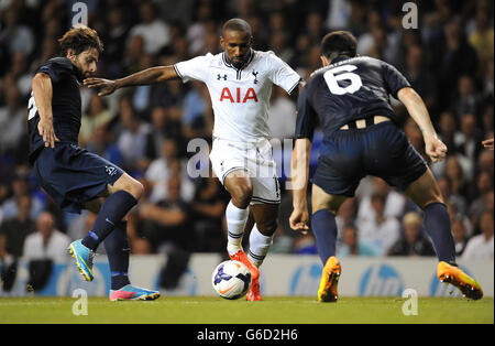 Tottenham Hotsporns Kampf um Jermain Defoe (Mitte) um den Ball gegen die Elguja Grigalaschwili von Dinamo Tiflis (links) und Givi Kvaratskhelia (rechts). Stockfoto