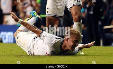 Lewis Holtby von Tottenham Hotspors feiert das dritte Tor während des UEFA Europa League Qualifying, Play-Off, Second Leg in der White Hart Lane, London. Stockfoto