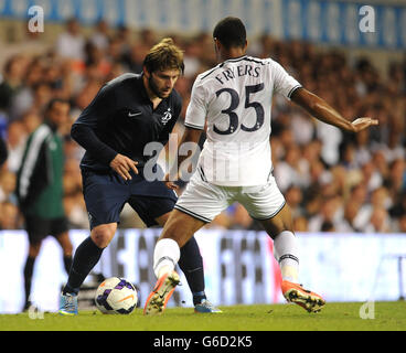 Tottenham Hotsporns Zeki Friter (rechts) und Dinamo Tiflis Elguja Grigalaschwili (rechts) kämpfen um den Ball. Stockfoto