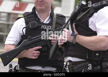 Heathrow bewaffnete Polizei Stockfoto