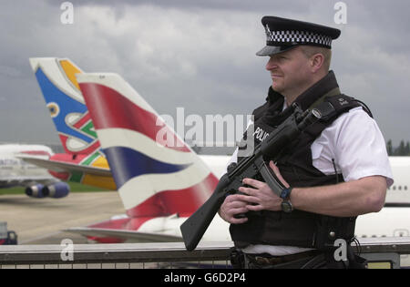 Heathrow bewaffnete Polizei Stockfoto