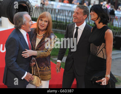 Sir Jackie Stewart und Frau Helen, David Coulthard und Frau Karen Minier nehmen an der Premiere von Rush am Odeon Leicester Square in London Teil. Stockfoto