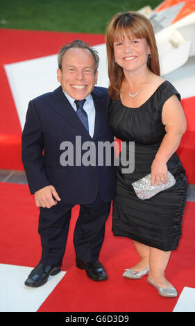 Warwick Davis und seine Frau Samantha nehmen an der Premiere von Rush am Odeon Leicester Square, London, Teil. Stockfoto