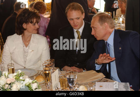 Die Frau des britischen Premierministers Cherie Blair (links) unterhielten sich mit dem russischen Präsidenten Wladimir Putin (rechts) beim Mittagessen im Palast von Katharina der Großen in St. Petersburg, Russland, wo auch andere Weltführer anwesend waren. Stockfoto