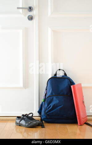 Zurück zur Schule oder sind Sie bereit für Schulkonzept mit Schultasche und Schuhe von Haustür Stockfoto