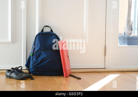 Zurück zur Schule oder sind Sie bereit für Schulkonzept mit Schultasche und Schuhe von Haustür Stockfoto