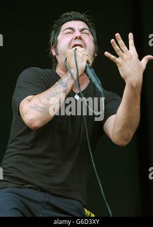 Chino Moreno, Sänger der Band The Deftones, tritt auf der Bühne beim Download Festival 2003 im Donington Park International Conference & Exhibition Centre in Leicestershire auf. Stockfoto