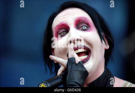 Marilyn Manson spielt auf der Bühne beim Download Festival 2003 im Donington Park International Conference & Exhibition Centre in Leicestershire. Stockfoto