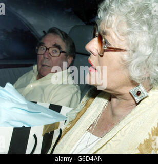 Der Komiker Ronnie Corbett und seine Frau Anne kommen im Haus der Fernsehmoderatorin Cilla Black an. Cilla feierte ihren 60. Geburtstag mit einer Party in ihrem Luxushaus kurz nachdem ihre letzte Blind Date Show auf Sendung ging. Stockfoto