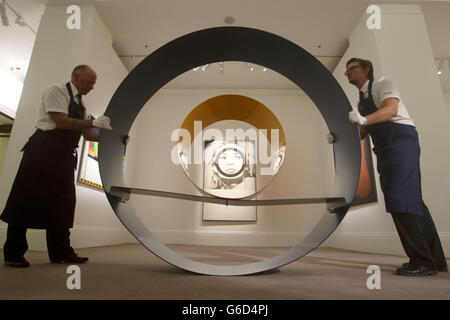 Sotheby's Mitarbeiter passen ein Werk mit dem Titel ' 'Untitled (Circle)' von David Annesley an, Teil der New Situation - Art in London in the Sixties Ausstellung in Sotheby's Auktionshaus in London. Die Ausstellung läuft im Auktionshaus vom 4. - 11. September, wenn dann eine Auswahl von Werken in den Verkauf gehen. Stockfoto