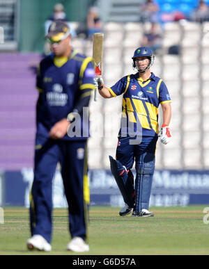 Jim Allenby von Glamorgan (rechts) hebt seine Fledermaus, um sein halbes Jahrhundert während des Halbfinalmatches der Clydesdale Bank Pro40 im Ageas Bowl in Southampton zu würdigen. Stockfoto