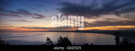 Panorama Blick auf Küste von Hügel. Schönen Sonnenuntergang Himmel, Strand und Bäume in der Ferne. Piriapolis, Uruguay Stockfoto
