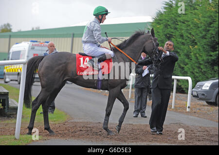 Jockey Ben Curtis und Barack vor dem Sieg im Ladbrokes Handicap beim Red Mills Irish Champion Stakes Day auf der Leopardstown Racecourse, Dublin, Irland. Stockfoto