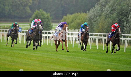 Jockey Joseph O'Brien (Mitte) reitet die Vereinigten Staaten zum Sieg in den KPMG Enterprise Stakes während des Red Mills Irish Champion Stakes Day auf der Leopardstown Racecourse, Dublin, Irland. Stockfoto