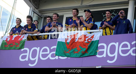 Cricket - Clydesdale Bank Pro40 Halbfinale - Hampshire / Glamorgan - Ageas Bowl. Das Glamorgan-Team feiert auf dem Teambalkon nach dem Halbfinale des Clydesdale Bank Pro40 beim Ageas Bowl in Southampton. Stockfoto