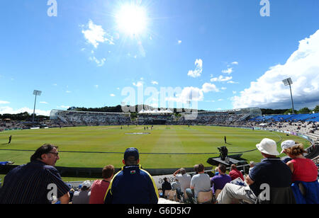 Ein allgemeiner Überblick über die Aktionen während des Clydesdale Bank Pro40 Halbfinales zwischen Hampshire und Glamorgan beim Ageas Bowl in Southampton. Stockfoto