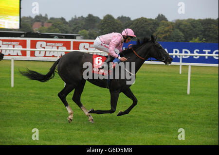 Jockey William Buick reitet die Fuge zum Sieg in den Red Mills Irish Champion Stakes (Gruppe 1) während des Red Mills Irish Champion Stakes Day auf der Leopardstown Racecourse, Dublin, Irland. Stockfoto