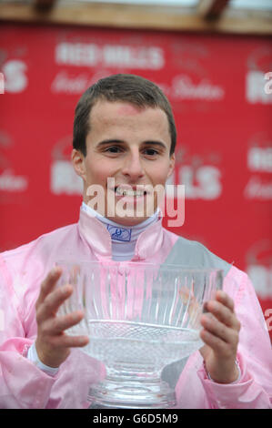 Jockey William Buick nach der Fuge zum Sieg bei den Red Mills Irish Champion Stakes (Gruppe 1) während des Red Mills Irish Champion Stakes Day auf der Leopardstown Racecourse, Dublin, Irland. Stockfoto