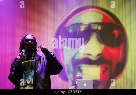 Snoop Dogg tritt auf der Hauptbühne im Beestival auf, im Robin Hill Country Park auf der Isle of Wight. Stockfoto