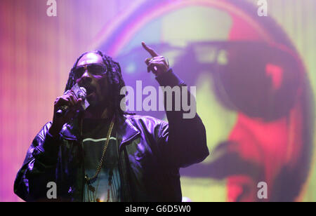 Testival 2013 - Tag Drei. Snoop Dogg tritt auf der Hauptbühne des Festivals auf, das im Robin Hill Country Park auf der Isle of Wight stattfindet. Stockfoto