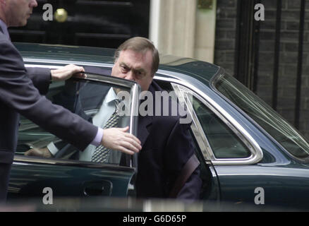 Der stellvertretende Premierminister John Prescott kommt in der Downing Street Nr. 10 an. Der Schatzkanzler Gordon Brown wird das Urteil der Regierung über den Euro im Unterhaus abgeben. Stockfoto