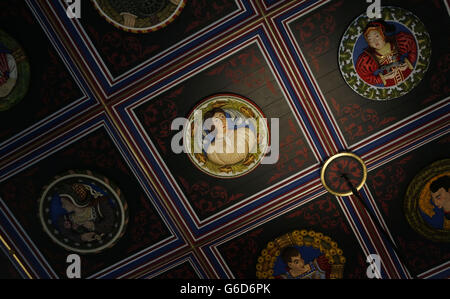 Der Tourguide von Stirling Castle, Mairi Gibson, steht unter einer bemalten Holzschnitzerei von König James IV., die Teil einer Ausstellung namens Catastrophe to Crown im Stirling Castle ist, die den 500. Todestag von König James IV. In Flodden feiert. Stockfoto