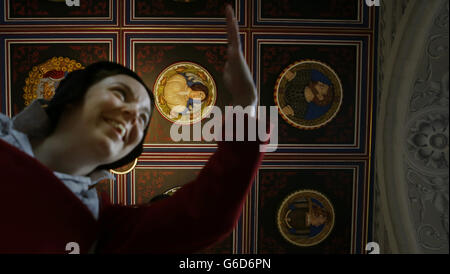 Der Tourguide von Stirling Castle, Mairi Gibson, steht unter einer bemalten Holzschnitzerei von König James IV., die Teil einer Ausstellung namens Catastrophe to Crown im Stirling Castle ist, die den 500. Todestag von König James IV. In Flodden feiert. Stockfoto