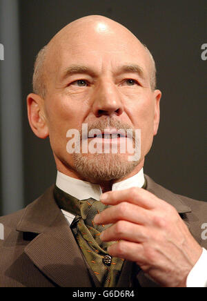 Der Schauspieler Patrick Stewart tritt während einer Probe von „The Master Builder“ im Albery Theatre auf der Bühne auf. Unter der Regie von Anthony Page wird Ibsens eindringliches Drama ab Donnerstag, dem 12. Juni 2003, für eine begrenzte Saison laufen. Stockfoto