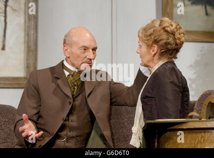 Die Schauspieler Patrick Stewart und Robert Johnston treten während einer Probe von „The Master Builder“ im Albery Theatre im Zentrum von London auf. Unter der Regie von Anthony Page wird Ibsens eindringliches Drama ab Donnerstag, dem 12. Juni 2003, für eine begrenzte Saison laufen. Stockfoto