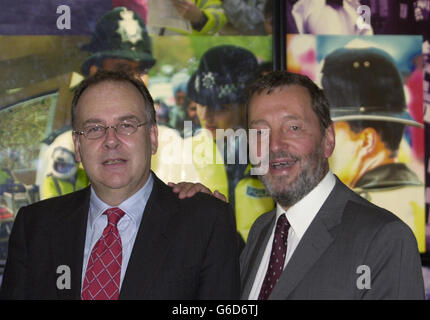 Innenminister David Blunkett (rechts), in London, mit Lord Falconer, der in einer Kabinettsumbildung zum neuen Staatssekretär für konstitutionelle Angelegenheiten ernannt wurde, in der er den Lord Chancellor ersetzt. * seine Abteilung übernimmt nach der Abschaffung der beiden Einzelämter die Verantwortung für schottische und walisische Angelegenheiten. Die neue Abteilung wird schließlich die Abschaffung des Lords Kanzler-Amt, die in der Existenz seit AD 605, und die Schaffung eines neuen Obersten Gerichtshofs an die Stelle der Lords gerichtlichen Funktionen. Stockfoto