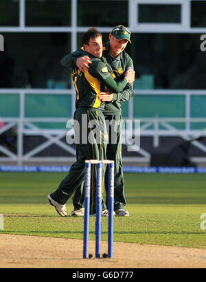 Stweve Mullaney von Nottinghamshire Outlaws (links) feiert das Abholen von Lewis Gregory von Somerset beim Clydesdale Bank Pro40 Halbfinale in Trent Bridge, Nottingham. Stockfoto