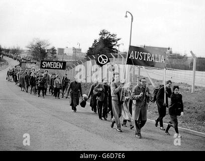 Die australischen und schwedischen Kontingente der Anti-H-Bombe marschieren vom Atomwaffenforschungs-Establishment in Aldermaston, Bekshire, nach London. Stockfoto