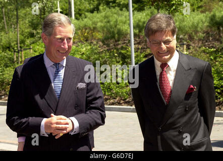 Der Prinz von Wales bei seinem Besuch bei Noon Products in Southall, begrüßt von Sir Gulam. In einem Nadelstreifenanzug mit einem gestreiften Hemd und einer hellblauen Krawatte gekleidet, lachte der Prinz und scherzte mit den Köchen in der hochmodernen Küche. Der Prinz genoss das Aroma aus einem Kochkessel mit Achari-Hühnchen, einem heiß eingelegten, eingelegten, urry. Stockfoto