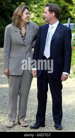 Der ehemalige Gesundheitsminister Alan Milburn mit seiner Partnerin Dr. Ruth Briel vor ihrem Haus in Northumberland. * Milburn schloss eine Rückkehr in das Kabinett in der Zukunft aus, da er zum ersten Mal seit der schockierten Ankündigung, dass er zurücktritt, um mehr Zeit mit seiner Familie zu verbringen, nach Hause im Nordosten kam. Der 45-Jährige lernte seine beiden Söhne von der Schule kennen und wurde in ihr Hampton-Anwesen in der hügeligen Landschaft von Northumberland, 30 Meilen nördlich seines Wahlkreises Darlington, gebracht. Stockfoto