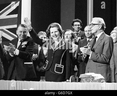 Premierministerin Margaret Thatcher, die ihren ersten Auftritt bei der Konferenz der Konservativen Partei hat, wird bei ihrer Ankunft in den Winter Gardens in Blackpool herzlich willkommen geheißen. Mit dem Applaus schließen sich Francis Pym (links), Staatssekretär für Verteidigung und Außenminister Lord Carrington (rechts) an. Stockfoto