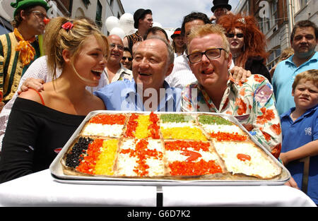 (Vordergrund links-rechts) Billie Piper, Bürgermeister von London Ken Livingstone und Chris Evans essen Pizza während einer Fotocall, um "A Taste of Soho", ein zweitägiges Familien-Straßenfestival in Soho, London, zu starten, um das Ende des total London Monats zu markieren. Stockfoto