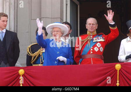 Königin Elizabeth II. Und der Herzog von Edinburgh winken vom Balkon, während Prinz William (links) während eines Flupasts zum Trooping der Farbe vom Buckingham Palace aus blickt. Stockfoto