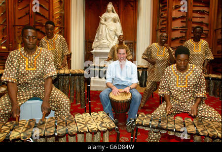 Prinz William spielt Schlagzeug, während die Shakarimba-Band, die aus Botswana eingeflogen wurde, um auf der 21. Geburtstagsparty des Prinzen aufzutreten, in der Queen's Guard Chamber im Schloss Windsor Proben. * der Prinz hat für seine Party ein „Out of Africa“-Thema gewählt und die mehr als 300 geladenen Familien und Freunde wurden gebeten, ein schickes Kleid zu tragen. Stockfoto