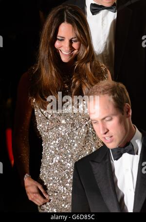 Der Herzog und die Herzogin von Cambridge verlassen nach der Teilnahme an der ersten Tusk Conservation Awards in der Royal Society, London. Stockfoto