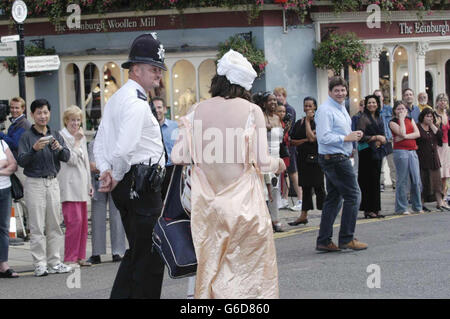 Zuvor unveröffentlichtes Foto, ausgestellt, von Aaron Barschak, 36, der gestern Abend von einem Polizisten aus Windsor Castle weggeführt wurde. Barschak wird geglaubt, um der Mann zu sein, der in Windsor Castle einbrach und Prinz William's 21. Geburtstagsparty gatecraste. Stockfoto