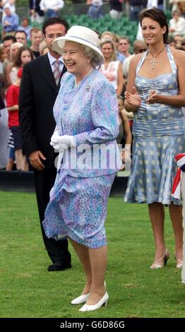 Die britische Königin Elizabeth II. Schaut sich das Polo im Guards Polo Club in Windsor an. Stockfoto