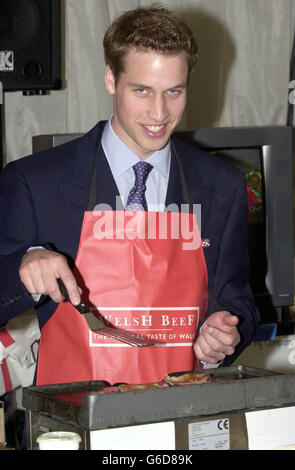 Der britische Prinz William versucht sich mit seinem Vater, dem Prince of Wales, und dem Küchenchef Melfyn Thomas beim Besuch des Anglesey Agricultural Center in Anglesey in Wales beim Kochen. * Prinz William nimmt mit seinem Vater Prinz Charles an einem offiziellen Besuch in Wales Teil, um seinen bevorstehenden 21. Geburtstag am 21. Juni zu feiern. Die Reise wird die einzige offizielle Verlobung sein, um sein Kommen des Alters zu markieren. Stockfoto
