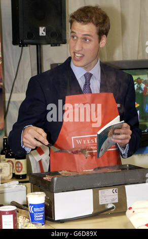 Der britische Prinz William versucht sich mit seinem Vater, dem Prince of Wales, und dem Küchenchef Melfyn Thomas beim Besuch des Anglesey Agricultural Center in Anglesey in Wales beim Kochen. * Prinz William nimmt mit seinem Vater Prinz Charles an einem offiziellen Besuch in Wales Teil, um seinen bevorstehenden 21. Geburtstag am 21. Juni zu feiern. Die Reise wird die einzige offizielle Verlobung sein, um sein Kommen des Alters zu markieren. Stockfoto