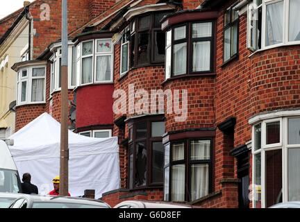 Die Szene eines Hausfeuers auf Wood Hill, in der Spinney Hills Gegend von Leicester, die das Leben von vier Menschen forderte. Stockfoto